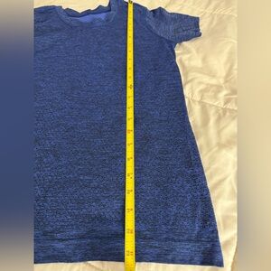 Medium women’s workout shirt 💪🏻